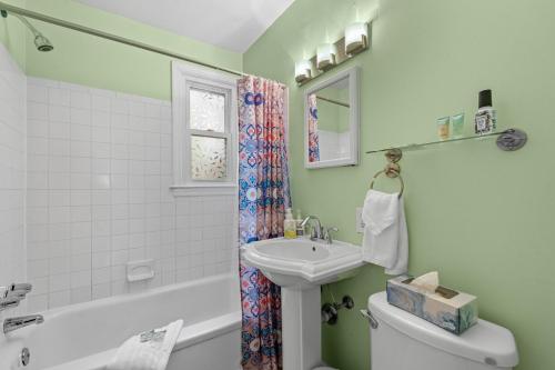 a bathroom with a sink and a toilet and a tub at 2 Bed Townhouse: Minutes from DCA-National Airport in Alexandria