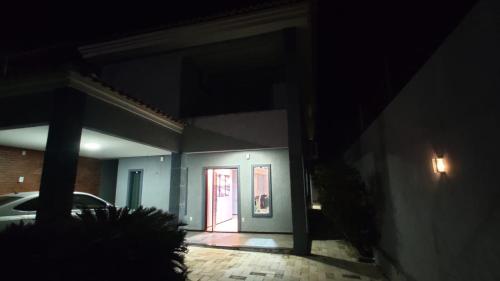 a door to a building at night with a car at Duplex com piscina no Grangeiro in Crato
