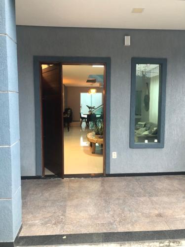 a hallway with a door leading to a living room at Duplex com piscina no Grangeiro in Crato