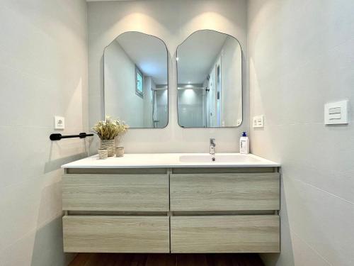 un baño con lavabo y espejo en Chic Beachside Getaway, en Motril