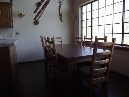 - une cuisine avec une table en bois et des chaises dans l'établissement Rr-edgewater01, à June Lake