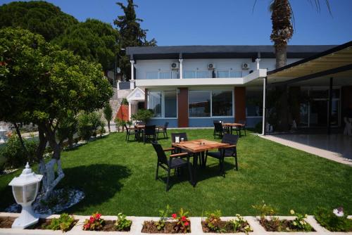 un patio con tavoli e sedie di fronte a un edificio di Villa Sevilla a Kusadası