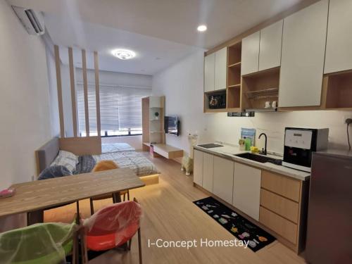 una cucina e un soggiorno con divano e tavolo di I-Concept Homestay a Kuala Lumpur