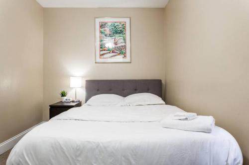 ONE ROOM in AN APT HAVEN في شيكاغو: غرفة نوم بسرير كبير مع شراشف بيضاء