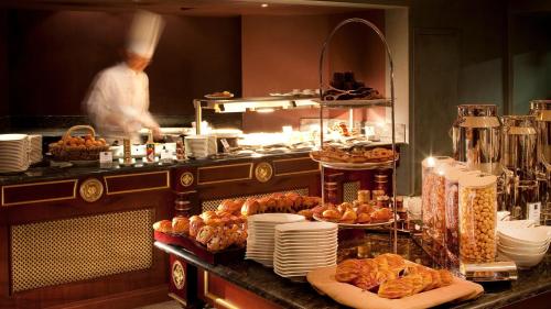 a kitchen with a chef preparing food in a restaurant at InterContinental Bordeaux Le Grand Hotel by IHG in Bordeaux