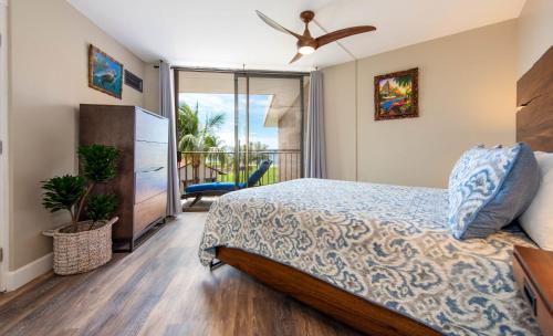 een slaapkamer met een bed en een balkon bij Refined Oceanfront Retreat in Kihei