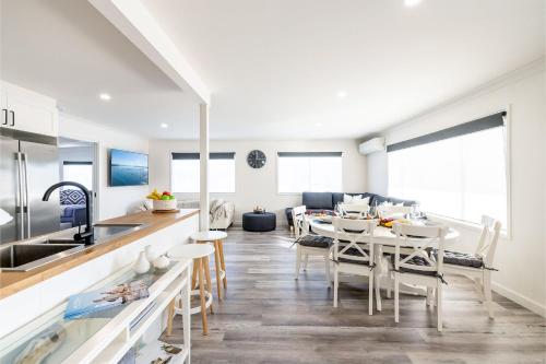 Телевизор и/или развлекательный центр в The Pacific Pearl,16 Pacific Avenue, Anna Bay - pet friendly, air con