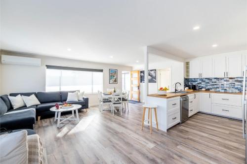 Кухня или мини-кухня в The Pacific Pearl,16 Pacific Avenue, Anna Bay - pet friendly, air con
