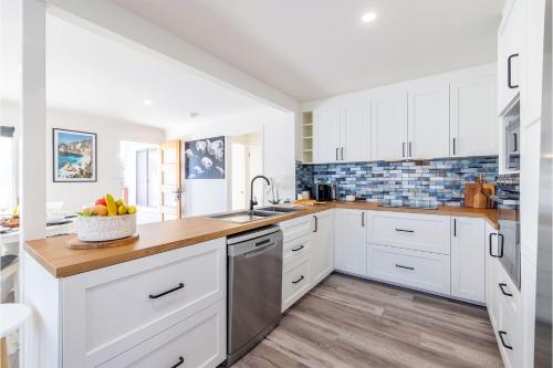 Кухня или мини-кухня в The Pacific Pearl,16 Pacific Avenue, Anna Bay - pet friendly, air con
