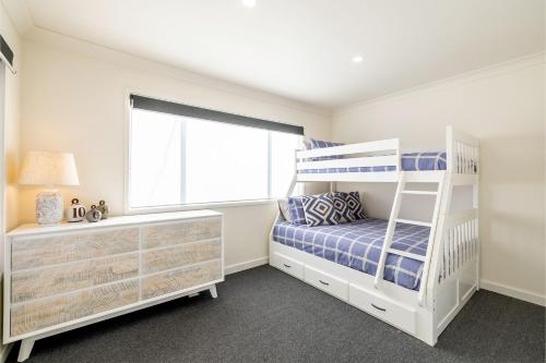 Кровать или кровати в номере The Pacific Pearl,16 Pacific Avenue, Anna Bay - pet friendly, air con