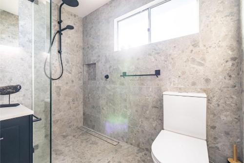 Ванная комната в The Pacific Pearl,16 Pacific Avenue, Anna Bay - pet friendly, air con