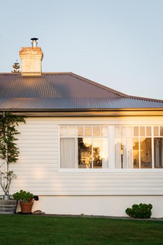 Gallery image of Ocean beach front, 3 Capes Cottage. in Eaglehawk Neck