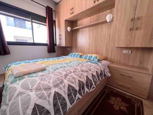 Aourir Beachfront Surf Apartmentにあるベッド