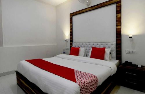 Postel nebo postele na pokoji v ubytování Flagship Crown Resort And Restaurant