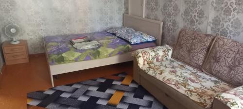 ein Spielzeug-Schlafzimmer mit einem Bett und einem Sofa in der Unterkunft Аренда квартир Балхаш in Balqasch