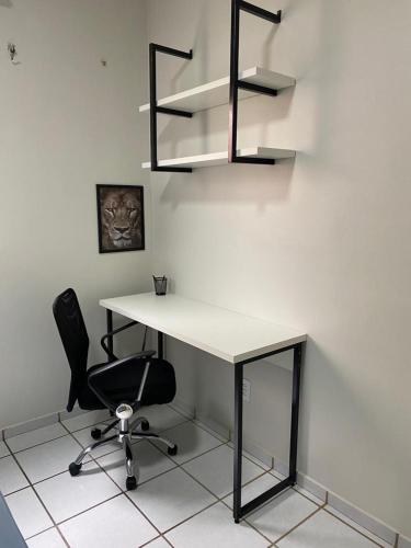 a desk and a chair in a room at Apto refúgio 101 em São Luís/MA (inteiro) in São Luís
