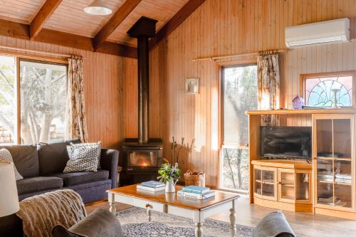Un televizor și/sau centru de divertisment la Freshwater Creek Cottages & Farm Stay
