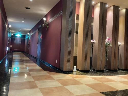 een lobby met paarse muren en een geruite vloer bij Restay Tina Grace (Adult Only) in Hadano
