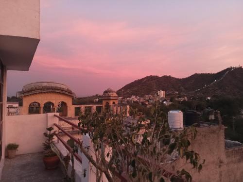 Aussicht vom Dach eines Gebäudes bei Sonnenuntergang in der Unterkunft Cocoon Auberge in Jaipur
