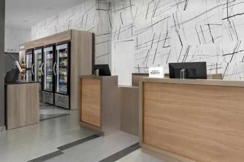 TV a/nebo společenská místnost v ubytování SpringHill Suites by Marriott New York Queens