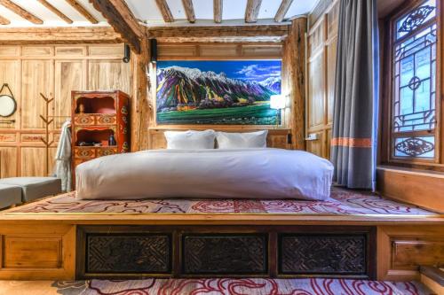 a bedroom with a bed and a painting on the wall at The blue mountains on the moon in Shangri-La