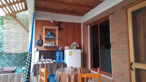 een kleine keuken met een tafel en een koelkast bij Casa Aldairis in Mazunte