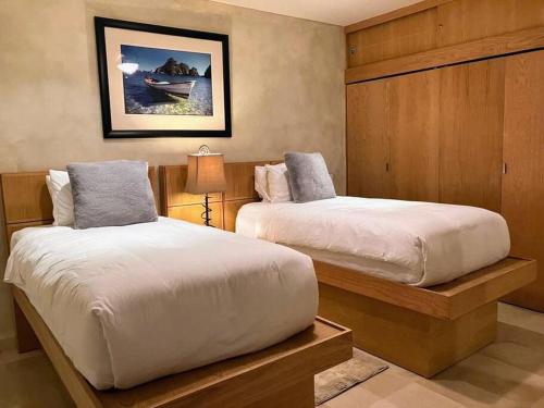 1 dormitorio con 2 camas en una habitación en 2BD & 2BA One Medano Beach Kathys Home, en Cabo San Lucas