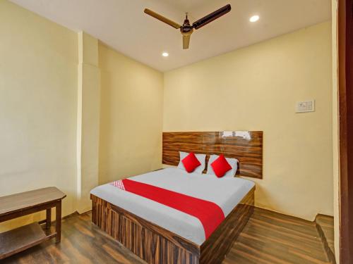 a bedroom with a bed with red pillows at OYO Flagship 81128 Hotel Preet Palace in Rānchī