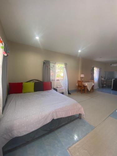 Rustic apartment at YaNui beach tesisinde bir odada yatak veya yataklar