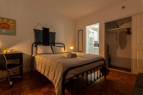 - une chambre avec un lit, un bureau et une chaise dans l'établissement Studio Apartment Fort Lauderdale - 5 minutes walk to Las Olas Beach, à Fort Lauderdale