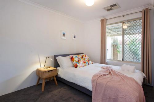 Habitación pequeña con cama y ventana en Suburban Villa, en Perth