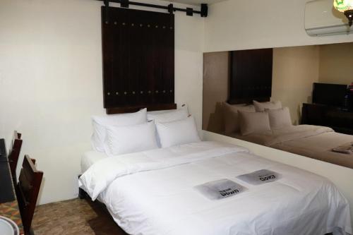 um quarto de hotel com uma grande cama branca em Hotel Marigold em Incheon