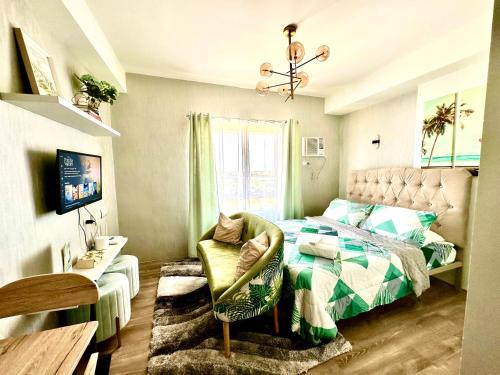 1 dormitorio con 1 cama, 1 silla y 1 ventana en Lovely Studio Condominiums at Mesavirre Garden Residences Bacolod, en Bacolod