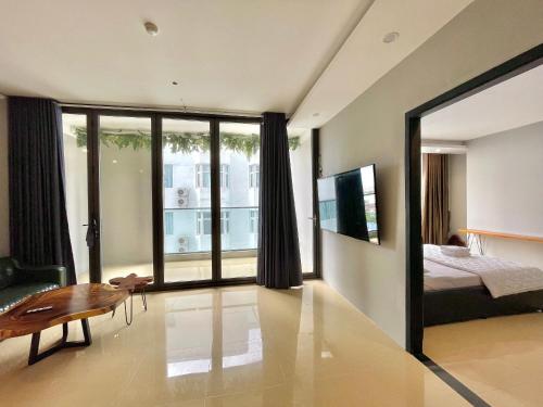 ein Schlafzimmer mit einem Bett und einem großen Fenster in der Unterkunft Welcome You to Vung Tau 2 bedroon with Nice Sea View in Vũng Tàu