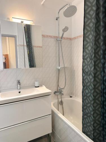 une salle de bain avec une douche, un lavabo et une baignoire dans l'établissement Le Castello, à Saint-Aygulf