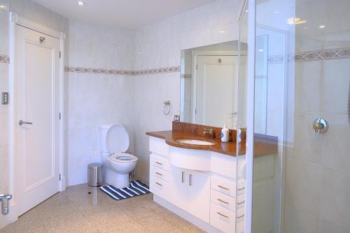 uma casa de banho com um WC, um lavatório e um chuveiro em Kellyville Luxury 5 Br House Quiet & Spacious em Kellyville