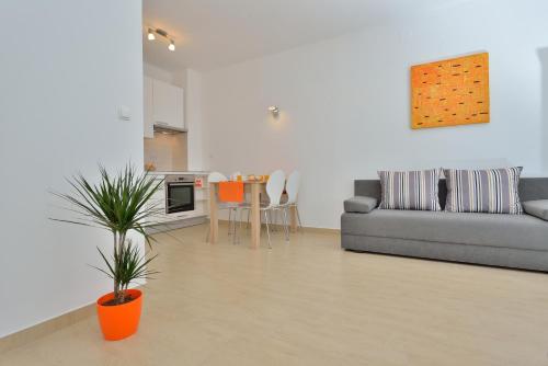 een woonkamer met een bank en een tafel bij Apartment Stipić in Zadar