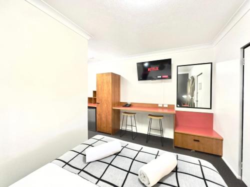 Postel nebo postele na pokoji v ubytování Mackay Resort Motel