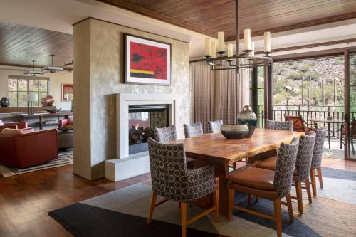 une salle à manger avec une table, des chaises et une cheminée dans l'établissement The Ritz-Carlton, Dove Mountain, à Marana