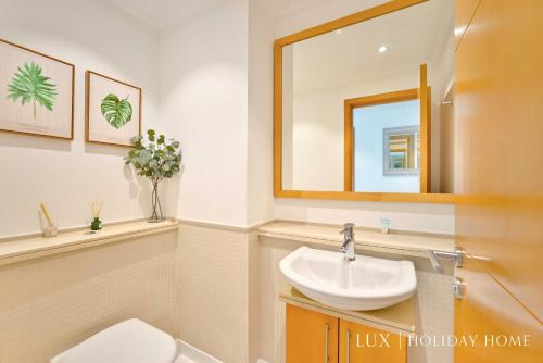 Koupelna v ubytování LUX Marina Promenade 1 BR Prime location Apt