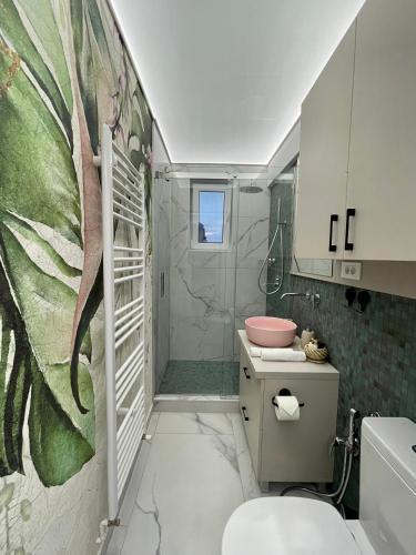 a bathroom with a shower and a toilet and a sink at Jeny Boutique Apartment in Târgu-Mureş