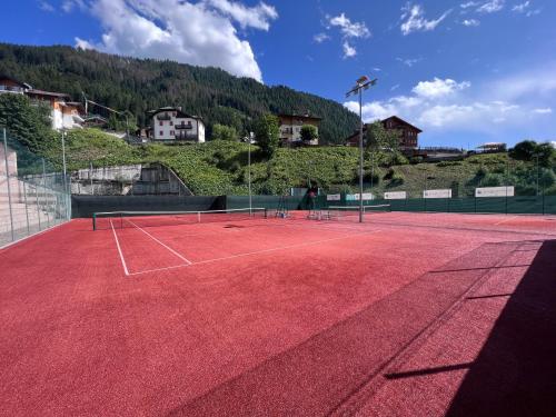 a tennis court with a net on top of it at EMARGHE, CASA A MOENA in Moena