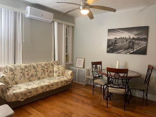 uma sala de estar com um sofá e uma mesa em Large 1 Bedroom Apartment in the heart of the Bronx em Unionport