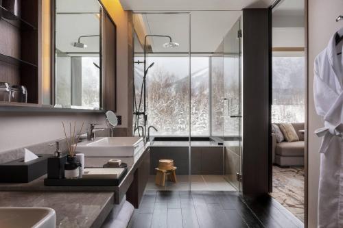 een badkamer met een bad, een wastafel en een douche bij Higashiyama Niseko Village, a Ritz-Carlton Reserve in Niseko