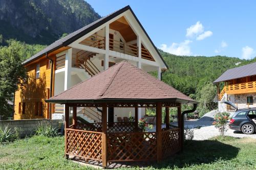 ein kleines Haus mit einem Pavillon im Hof in der Unterkunft Guesthouse Besimi in Valbonë