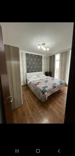 - une chambre avec un lit dans l'établissement Orbi Sea Towers, à Batoumi