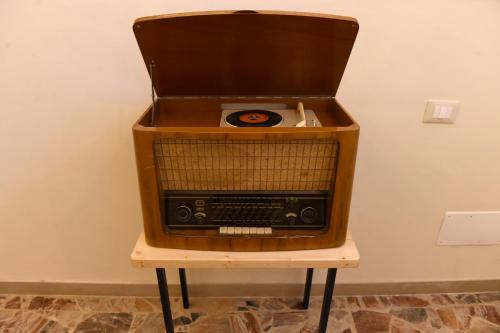 an old radio sitting on top of a chair at B&B La casa di Anna in Bucchianico