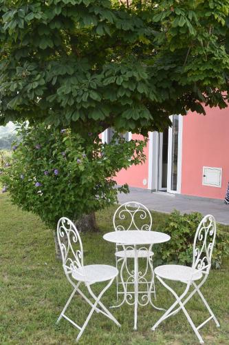 a table and two chairs sitting under a tree at B&B La casa di Anna in Bucchianico