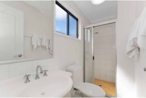 Discovery Parks - Townsville في تاونزفيل: حمام أبيض مع حوض ومرحاض