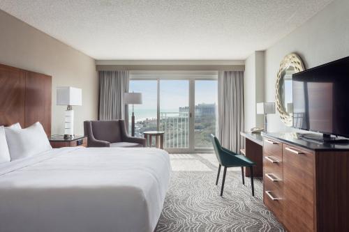 ein Hotelzimmer mit einem Bett und einem Flachbild-TV in der Unterkunft Marriott Myrtle Beach Resort & Spa at Grande Dunes in Myrtle Beach